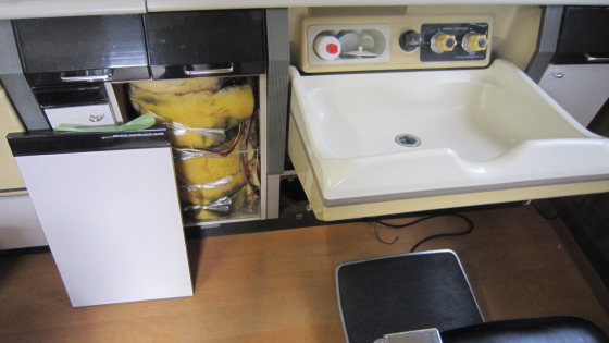 前流し内部の電気温水器